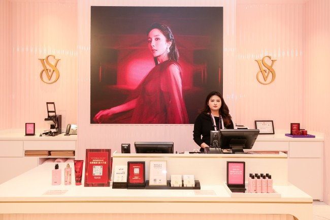 1737605211406701.jpg 2 合肥维密新形象店以典雅淡粉的主视觉色调充盈于整个空间.jpg