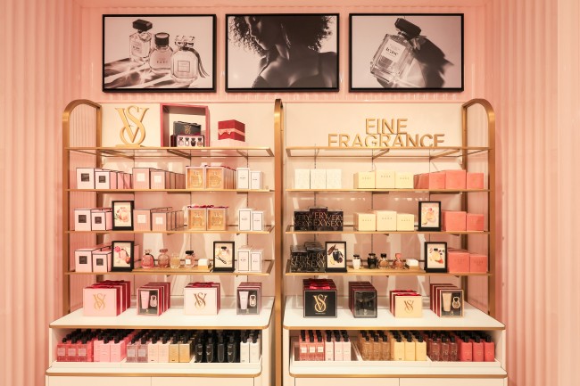 1737605268833851.jpg 7 门店的中心区域陈列着维密美妆香氛系列.jpg