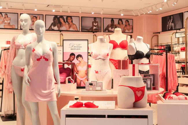 1737605251408278.jpg 5 如梦似幻的Dream系列,中心展柜提前亮相情人节限定系列.jpg