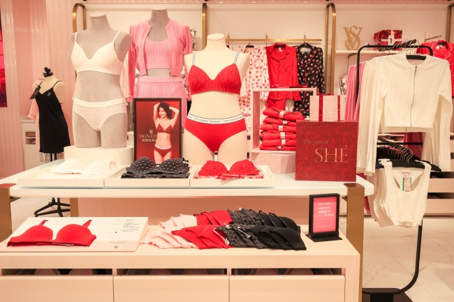 1737605260861550.jpg 6 VS Signature系列的品牌经典logo元素充满个性主张.jpg